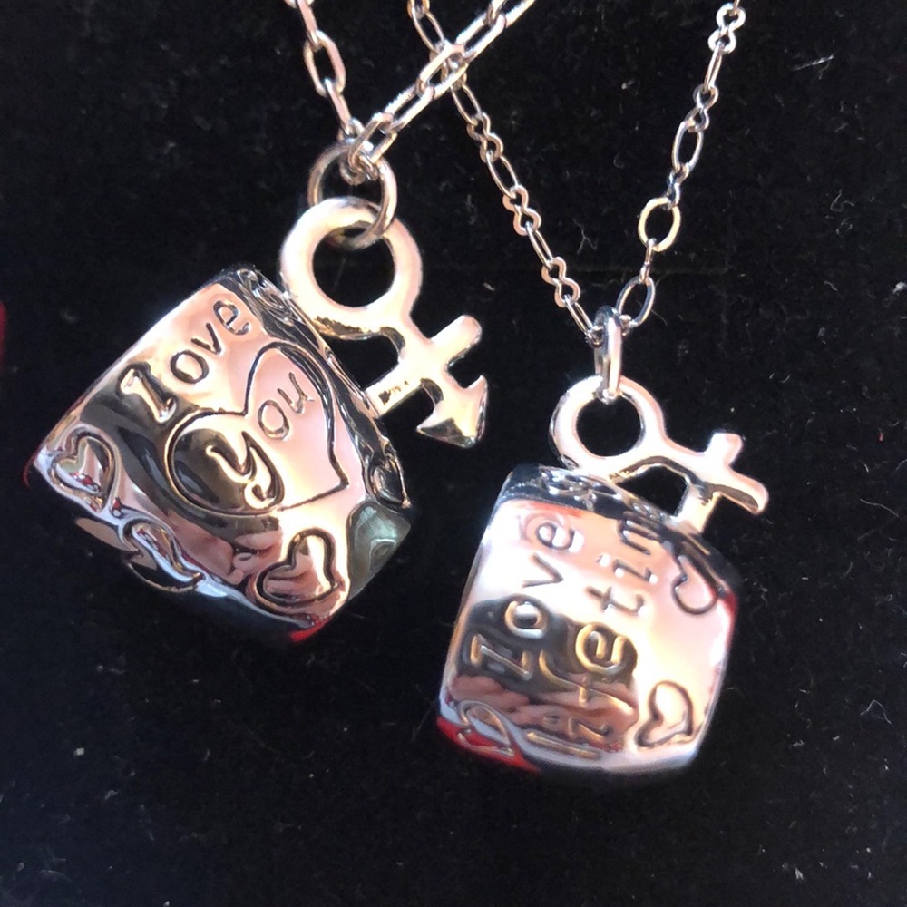 🌺2/$20🌺 Couple necklace!! Never worn before!!